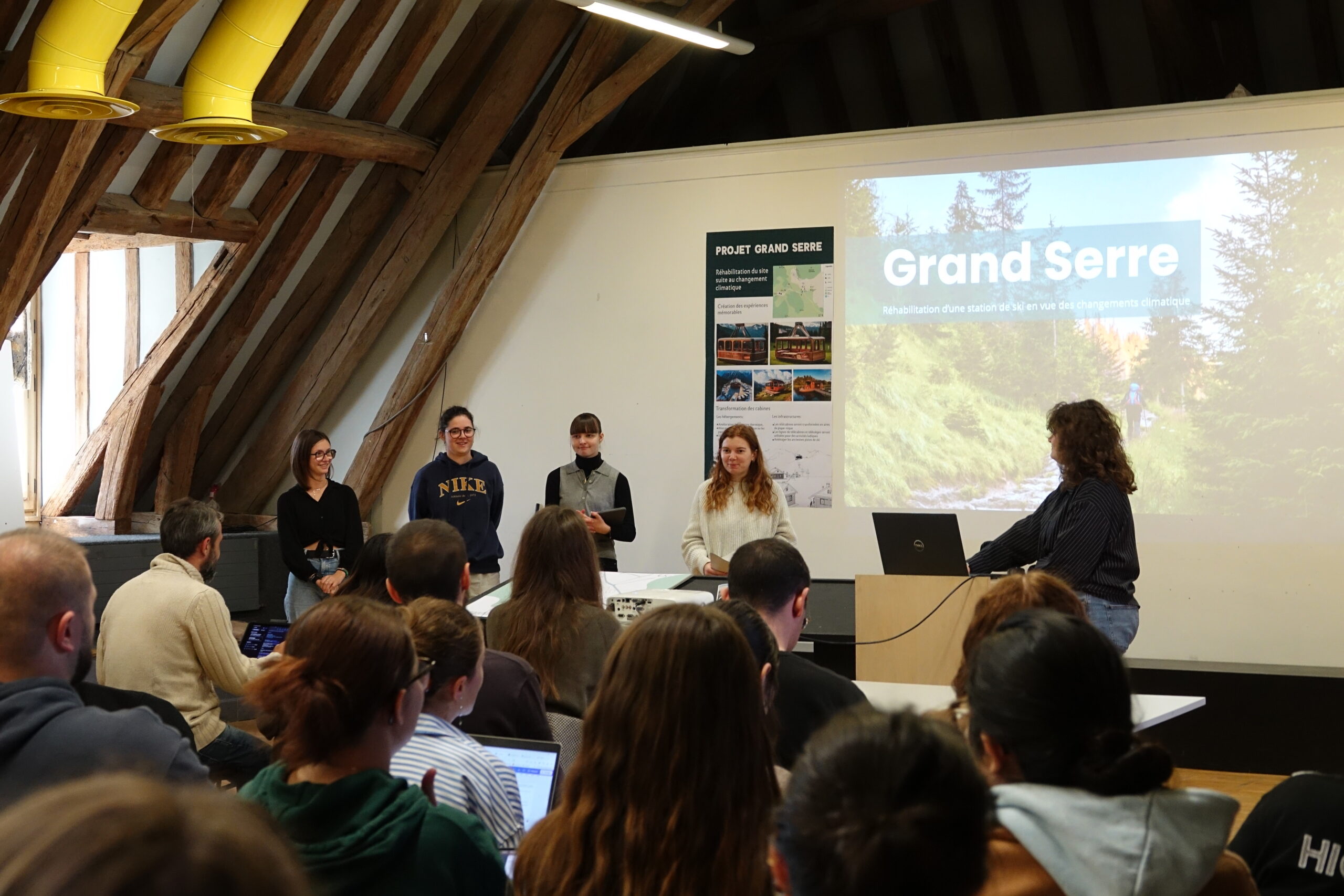 Photo du groupe d'étudiant présentant le projet Grand Serre